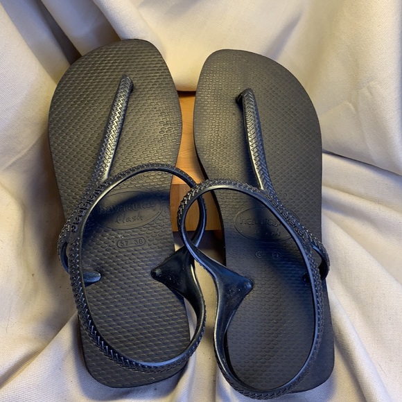 Havaianas almost NEW securely stays on flip flop - Picture 3 of 8